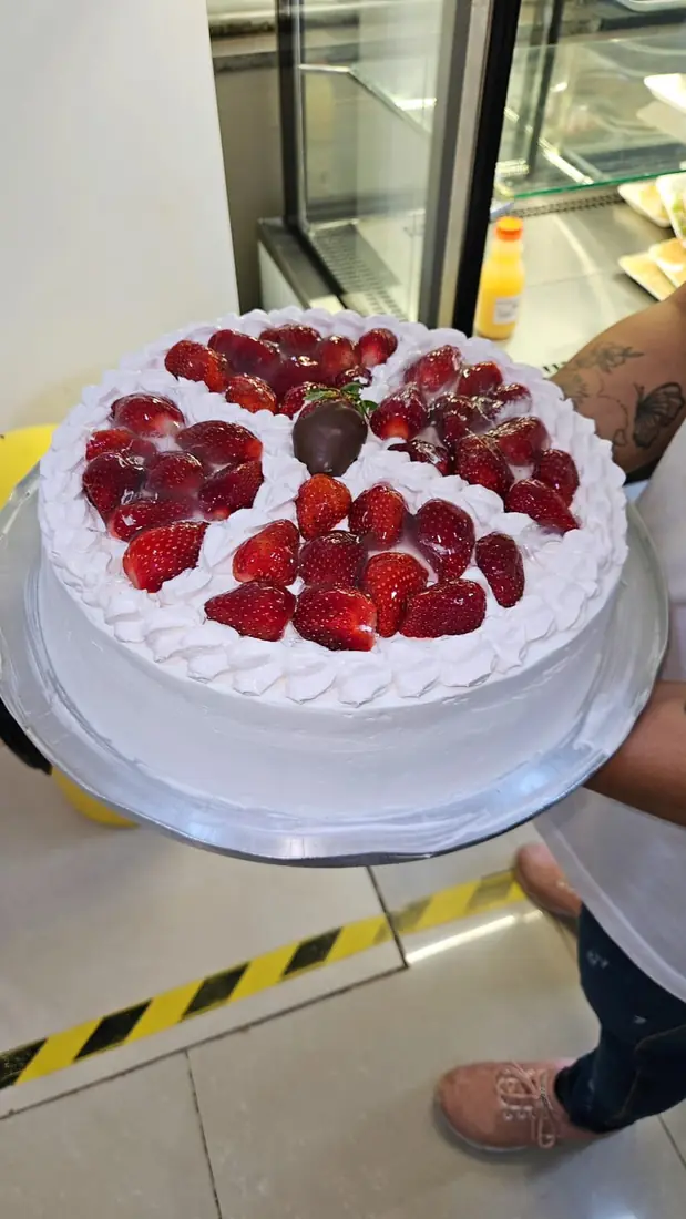 Bolo branco coberto de morangos