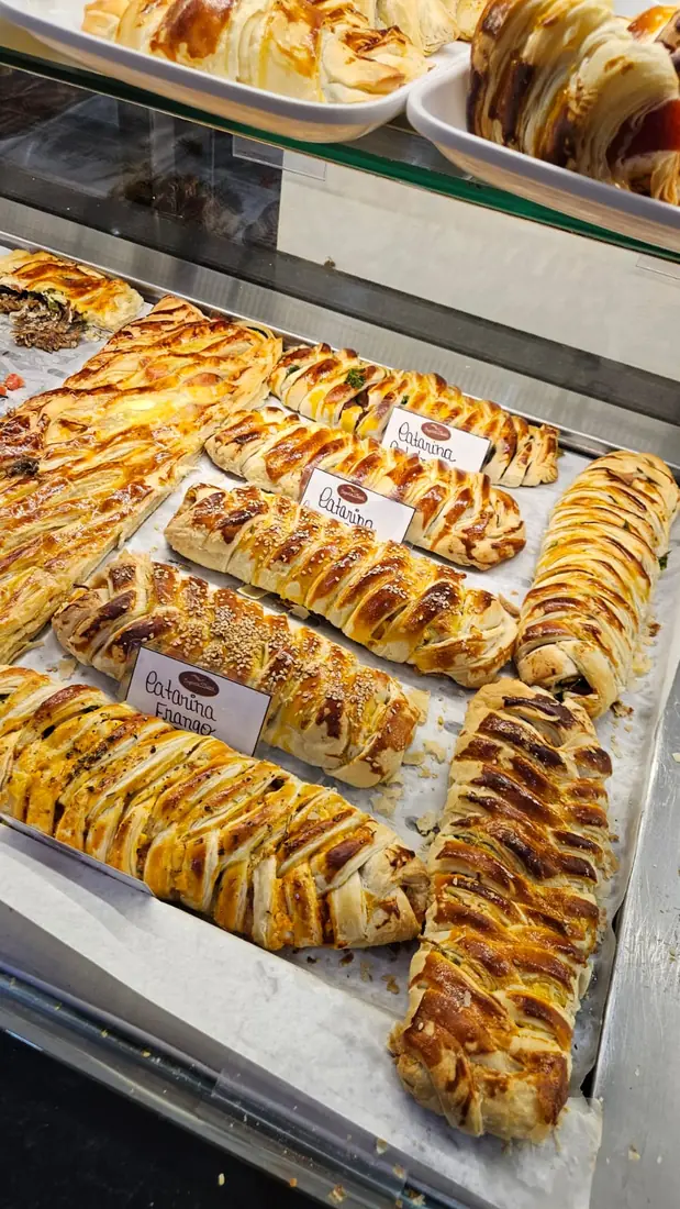 Folhados trançados dourados na vitrine