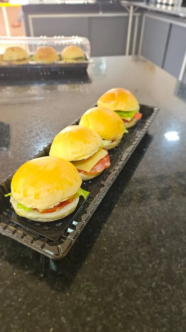 Mini hambúrgueres no balcão