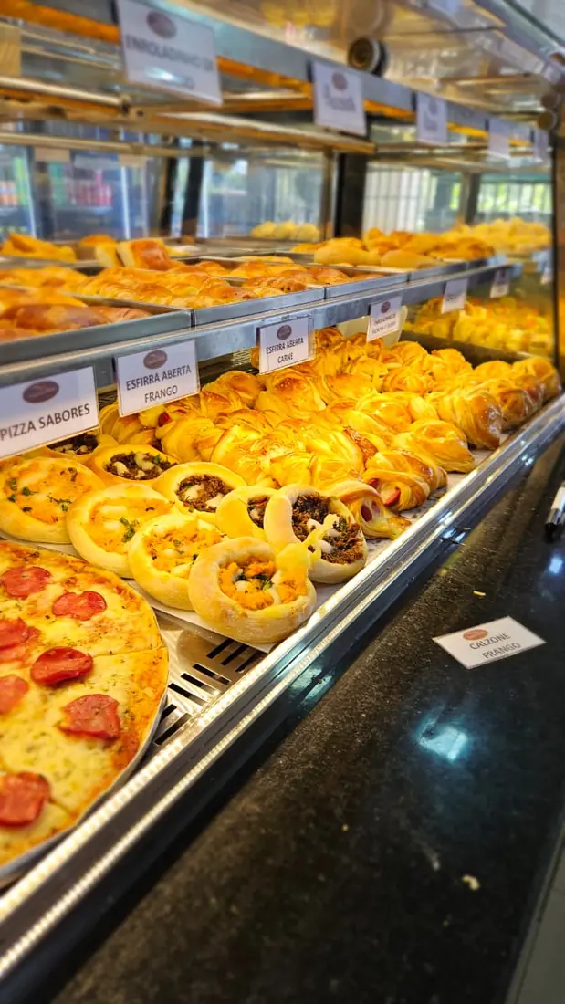 Mini pizzas e pizza de calabresa na vitrine