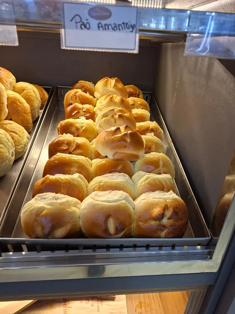 Pães amanteigados na bandeja