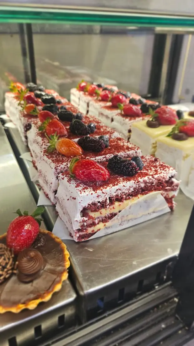 Fatias de bolo red velvet com frutas vermelhas